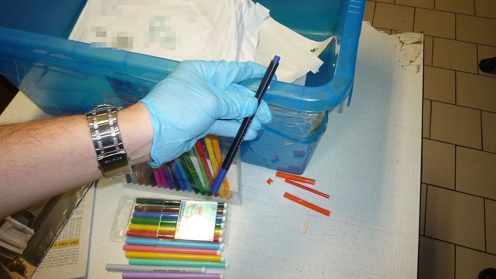 Přítelkyně posílala vězni za mříže věci na kreslení, do fixek přibalila drogy